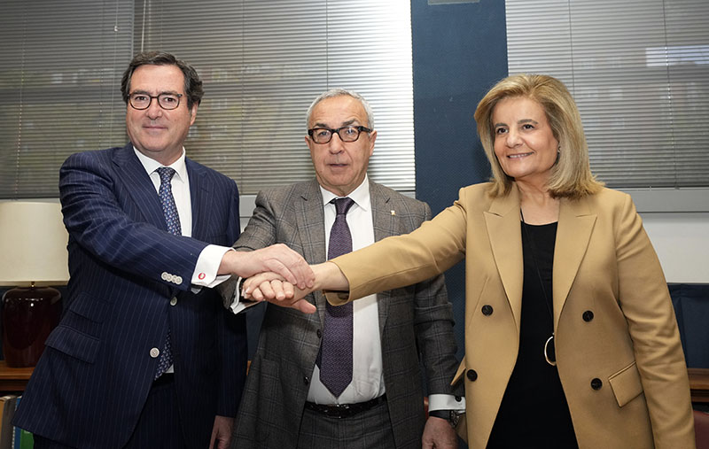 De izda. a dcha., el presidente de CEOE, Antonio Garamendi; el presidente del COE, Alejandro Blanco y la presidenta de la Fundación CEOE, Fátima Báñez