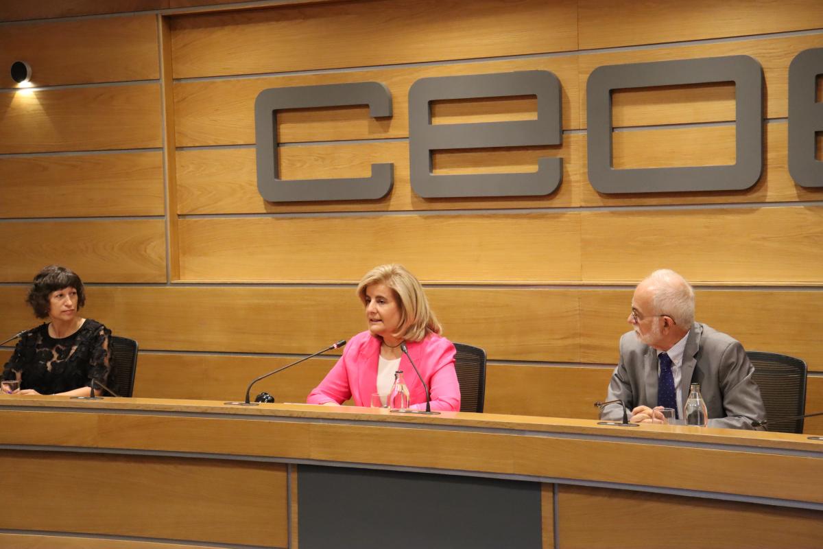 De izda. a dcha., la directora de Relaciones Internacionales y Fundaciones Comunitarias de la AEF, Rosa Gallego; la presidenta de la Fundación CEOE, Fátima Báñez; y el presidente de la AEF, Javier Nadal