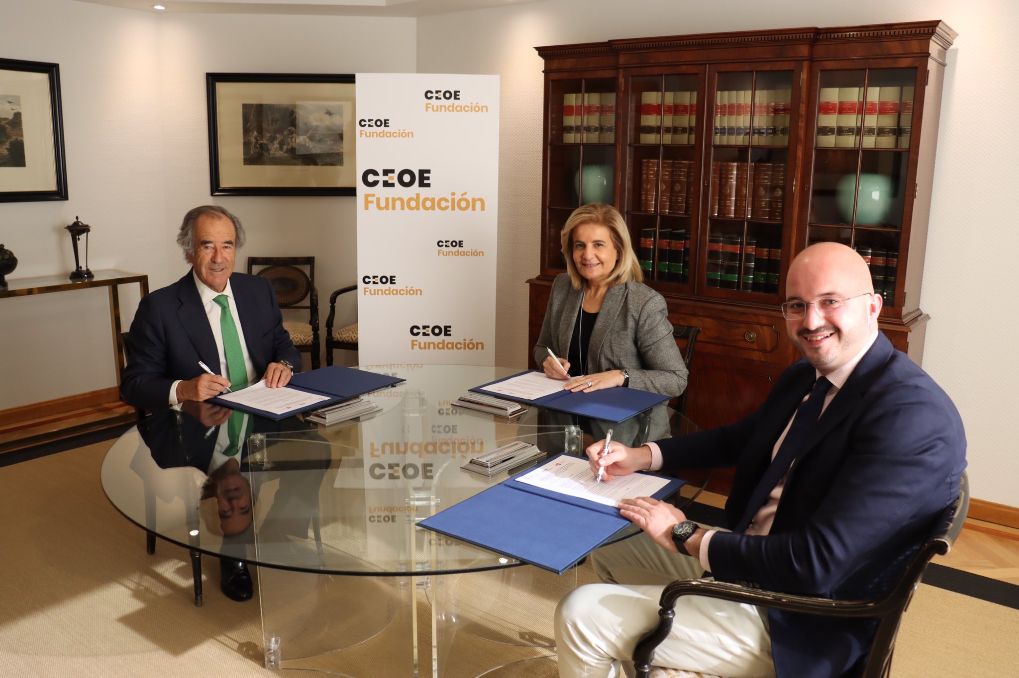 la presidenta de Fundación CEOE, Fátima Báñez; el presidente de Fundación Créate, Jesús Sainz, y el presidente de CEAJE, Fermín Albaladejo.