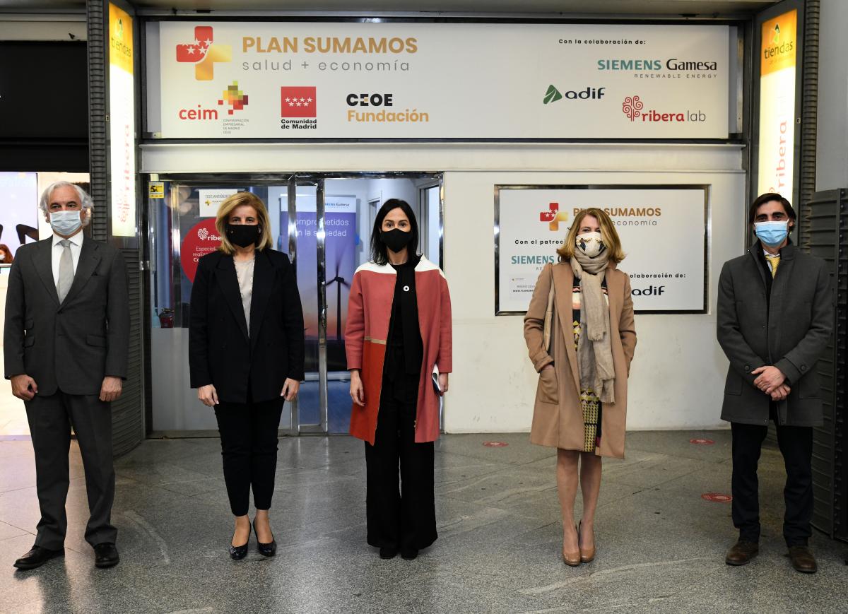 De izda. a dcha., Miguel Garrido, presidente de CEIM; Fátima Báñez, presidenta de la Fundación CEOE; Isabel Pardo de Vera, presidenta de Adif; María Cortina, directora de Compromiso Social de Siemens Gamesa; y Jesús Mª Campo, director de Negocio y Operaci