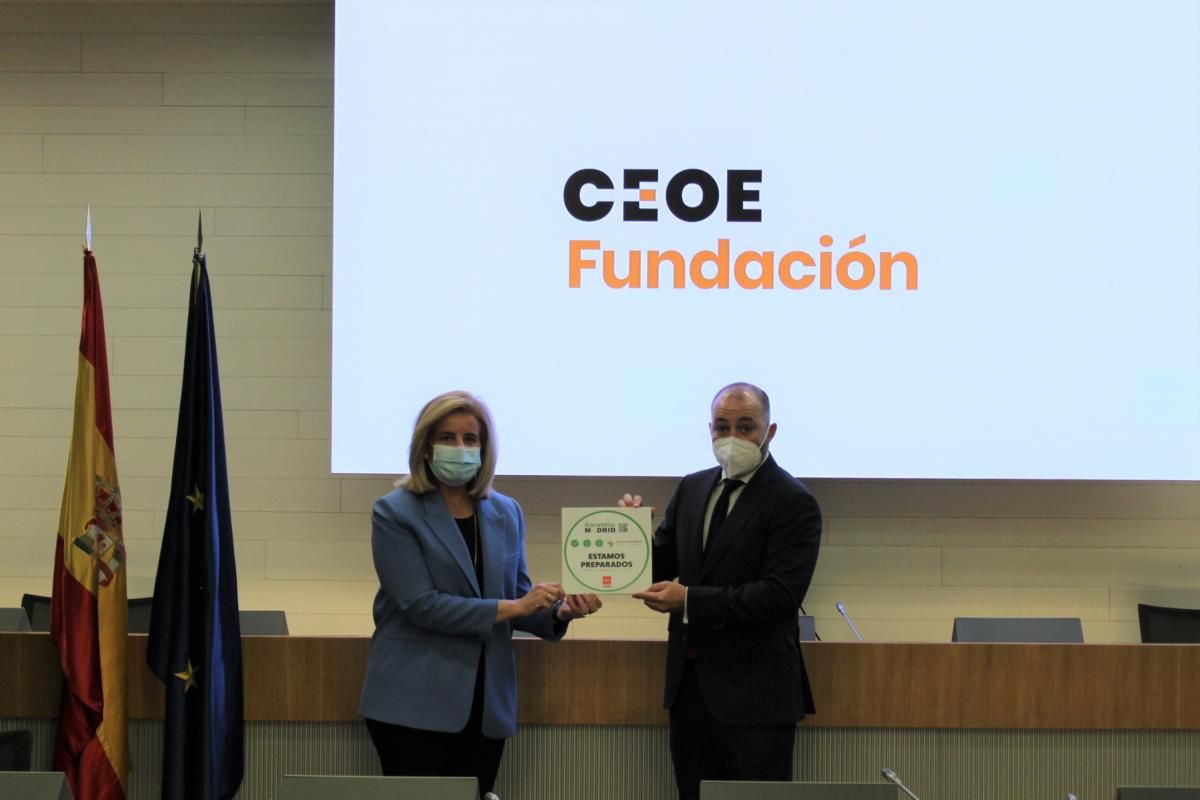 La presidenta de la Fundación CEOE recoge el sello Garantía Madrid de manos del consejero de Economía, Empleo y Competitividad de la Comunidad de Madrid, Manuel Giménez