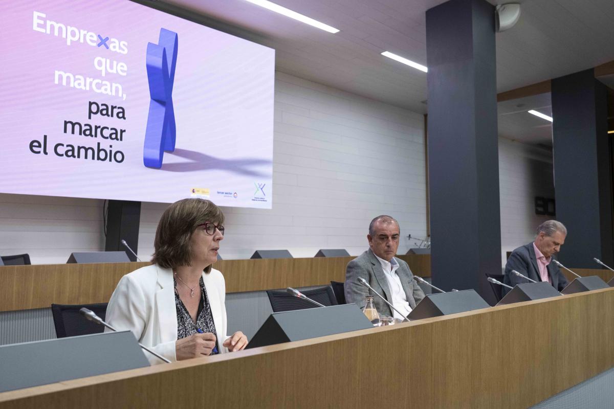 De izda. a dcha., la directora general de Diversidad Familiar y Servicios Sociales del Ministerio de Derechos Sociales, Patricia Bezunartea; el presidente de la Plataforma del Tercer Sector, Luciano Poyato, y el director de Servimedia, J.M. González Huesa