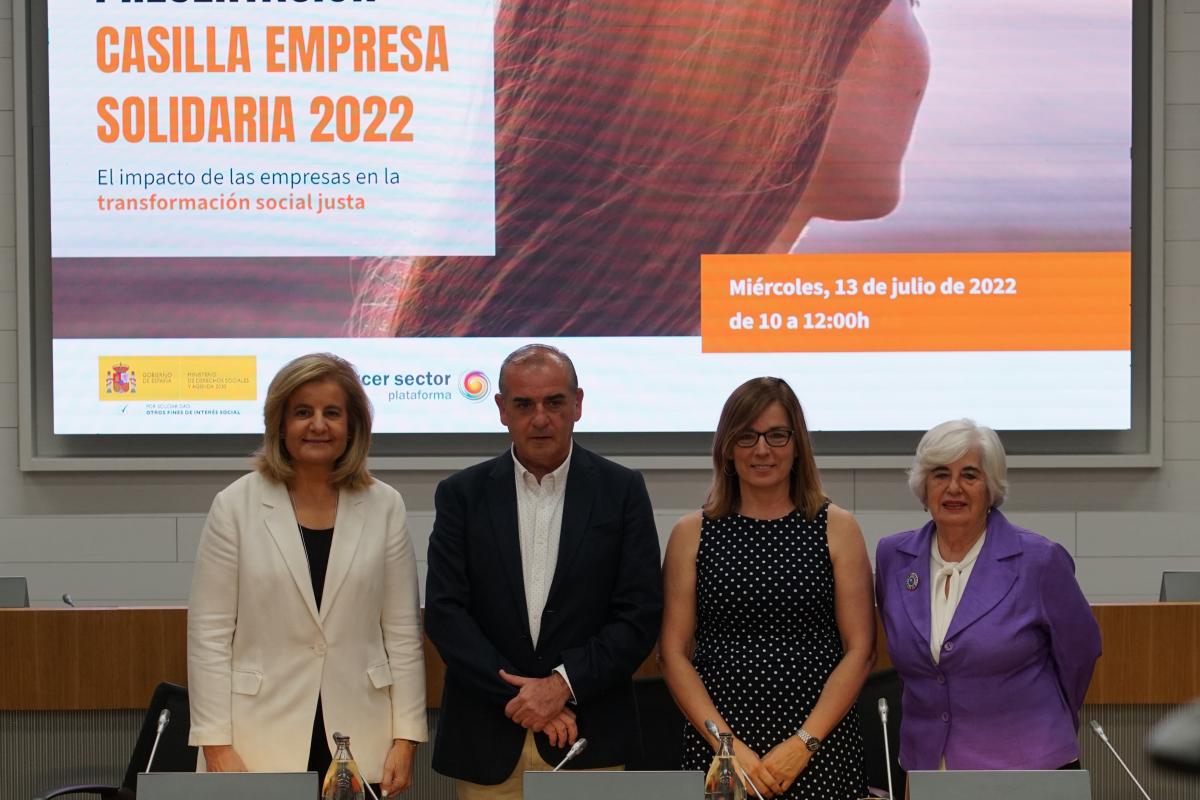 De izda. a dcha., la presidenta de CEOE, Fátima Báñez; el presidente de la Plataforma del Tercer Sector, Luciano Poyato; la directora general de Diversidad Familiar y Servicios Sociales, Patricia Bezunartea; y la coordinadora de la campaña Casilla Empresa Solidaria, Paquita Sauquillo.