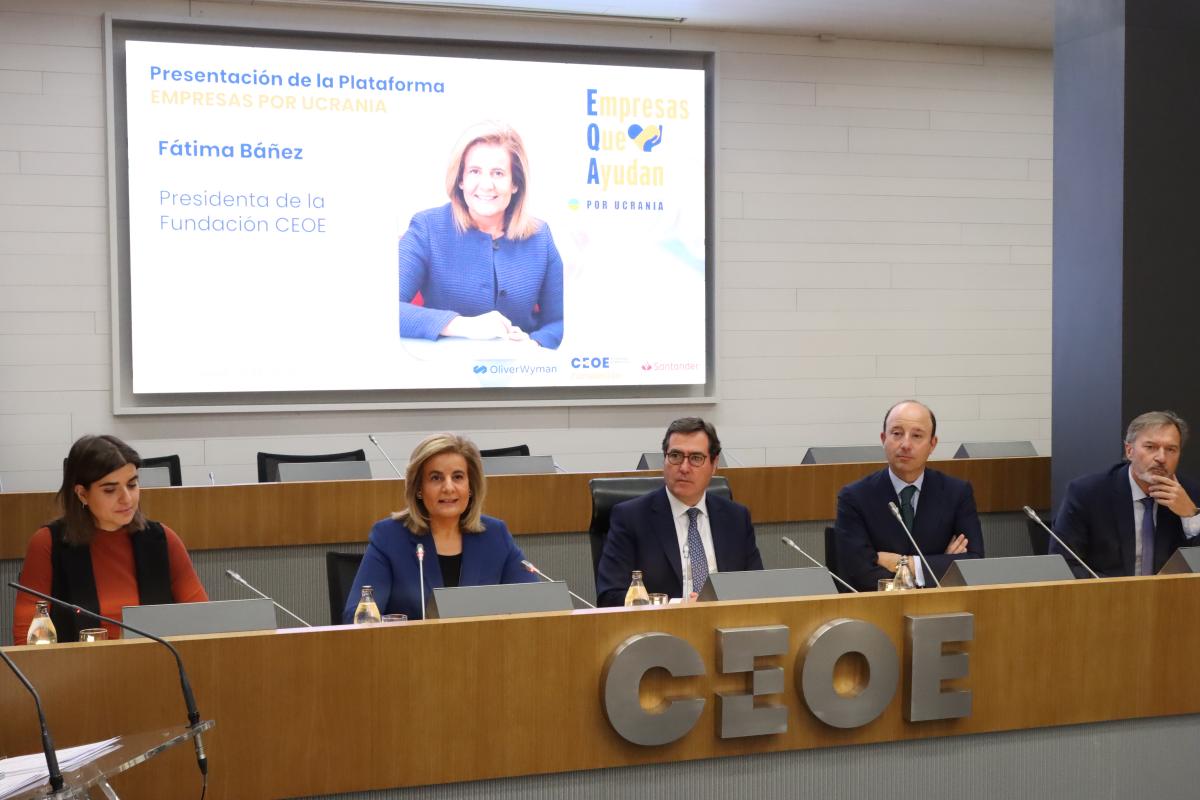 De izda. a dcha., la secretaria de la Comisión de RSC de CEOE y responsable del proyecto ‘Empresas por Ucrania’, Carmen Aparicio; la presidenta de la Fundación CEOE, Fátima Báñez; el presidente de CEOE, Antonio Garamendi; el vicepresidente de Santander España y director general de Comunicación, Marketing Corporativo y Estudios de Banco Santander, Juan Manuel Cendoya y el CEO de Oliver Wyman en España y Portugal, Pablo Campos.