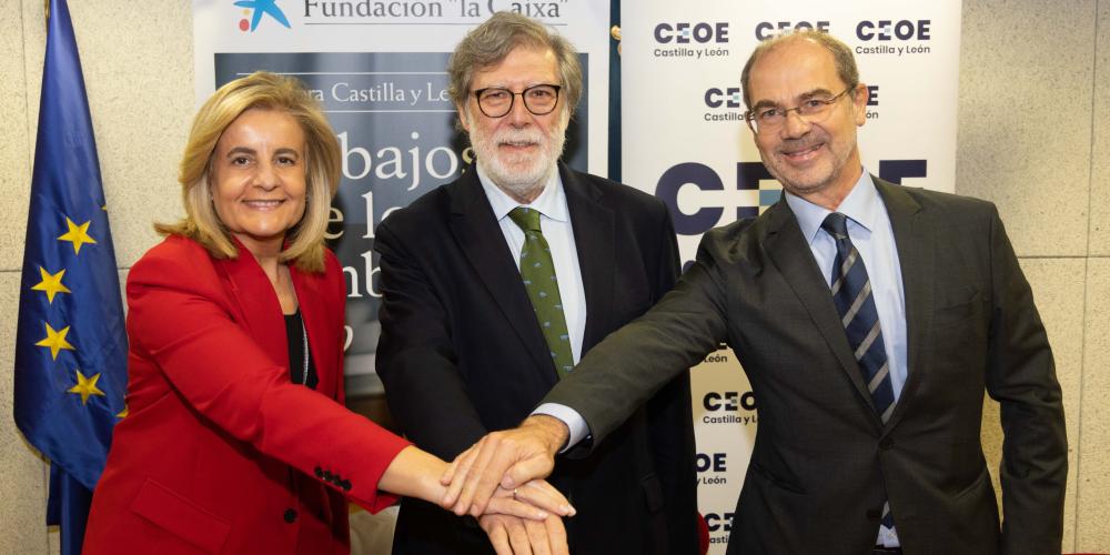 El presidente de CEOE Castilla y León, Santiago Aparicio (en el centro), junto a la presidenta de la Fundación CEOE, Fátima Báñez, y el adjunto a la Dirección del Área de Inclusión Social de la Fundación ”la Caixa”, Francesc Ventur.