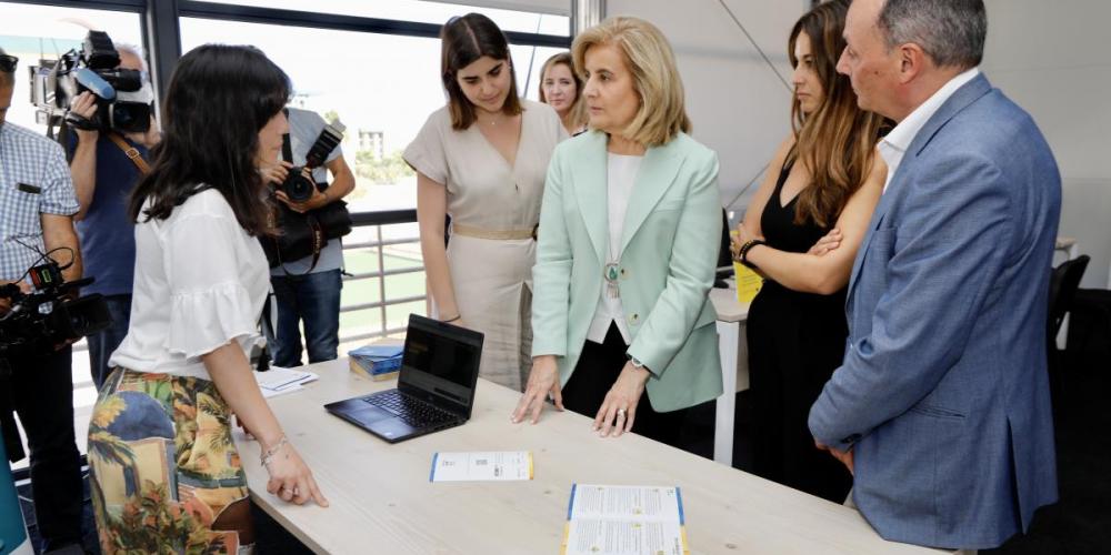 La presidenta de Fundación CEOE, Fátima Báñez, en el stand junto al presidente de la CEV, Salvador Navarro