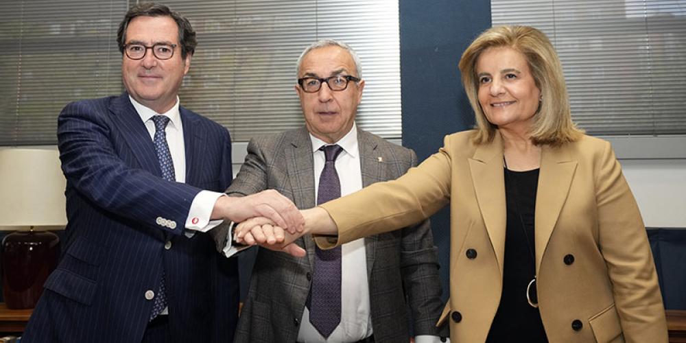 De izda. a dcha., el presidente de CEOE, Antonio Garamendi; el presidente del COE, Alejandro Blanco y la presidenta de la Fundación CEOE, Fátima Báñez