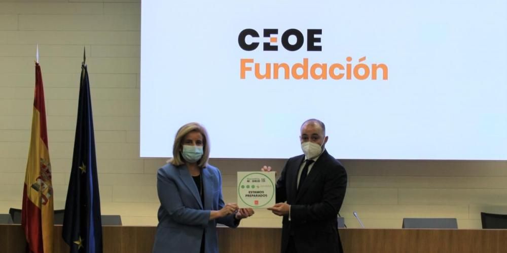 La presidenta de la Fundación CEOE recoge el sello Garantía Madrid de manos del consejero de Economía, Empleo y Competitividad de la Comunidad de Madrid, Manuel Giménez