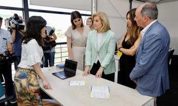 La presidenta de Fundación CEOE, Fátima Báñez, en el stand junto al presidente de la CEV, Salvador Navarro