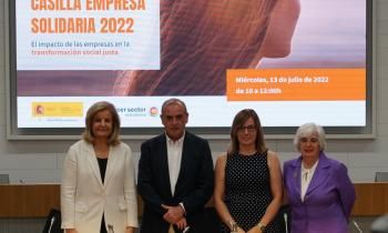 De izda. a dcha., la presidenta de CEOE, Fátima Báñez; el presidente de la Plataforma del Tercer Sector, Luciano Poyato; la directora general de Diversidad Familiar y Servicios Sociales, Patricia Bezunartea; y la coordinadora de la campaña Casilla Empresa Solidaria, Paquita Sauquillo.