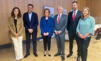De izda. a dcha., la directora general de Gestión del Sistema de Acogida del Ministerio de Inclusión, Seguridad Social y Migraciones, Amapola Blasco, el secretario de Estado de Migraciones, Jesús Javier Perea, la presidenta de la Fundación CEOE, Fátima Báñez, el presidente de CEIM, Miguel Garrido, el director Nacional Adecco Staffing, Rubén Castro Rodríguez, y la directora general de Relaciones Externas de MAPFRE, Eva Piera.