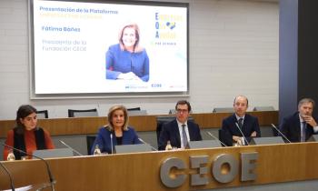 De izda. a dcha., la secretaria de la Comisión de RSC de CEOE y responsable del proyecto ‘Empresas por Ucrania’, Carmen Aparicio; la presidenta de la Fundación CEOE, Fátima Báñez; el presidente de CEOE, Antonio Garamendi; el vicepresidente de Santander España y director general de Comunicación, Marketing Corporativo y Estudios de Banco Santander, Juan Manuel Cendoya y el CEO de Oliver Wyman en España y Portugal, Pablo Campos.