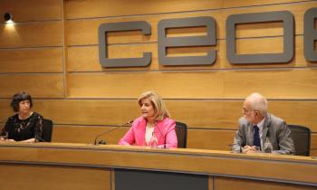 De izda. a dcha., la directora de Relaciones Internacionales y Fundaciones Comunitarias de la AEF, Rosa Gallego; la presidenta de la Fundación CEOE, Fátima Báñez; y el presidente de la AEF, Javier Nadal