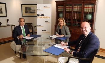 La presidenta de Fundación CEOE, Fátima Báñez; el presidente de Fundación Créate, Jesús Sainz, y el presidente de CEAJE, Fermín Albaladejo.