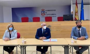 De izda. a dcha, la presidenta de Fundación CEOE, Fátima Báñez; el consejero de Sanidad del Gobierno de Cantabria, Miguel Rodríguez; y el presidente de CEOE-CEPYME Cantabria, Enrique Conde