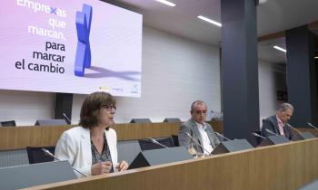 De izda. a dcha., la directora general de Diversidad Familiar y Servicios Sociales del Ministerio de Derechos Sociales, Patricia Bezunartea; el presidente de la Plataforma del Tercer Sector, Luciano Poyato, y el director de Servimedia, J.M. González Huesa