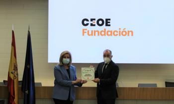 La presidenta de la Fundación CEOE recoge el sello Garantía Madrid de manos del consejero de Economía, Empleo y Competitividad de la Comunidad de Madrid, Manuel Giménez